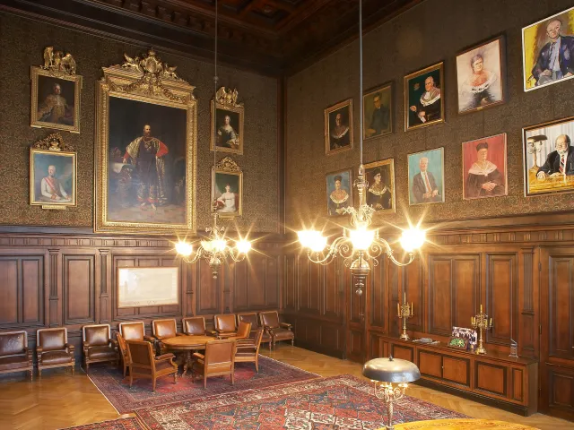 Das Rektorszimmer im Hauptgebäude der Universität Wien mit mehreren Rektorenporträts