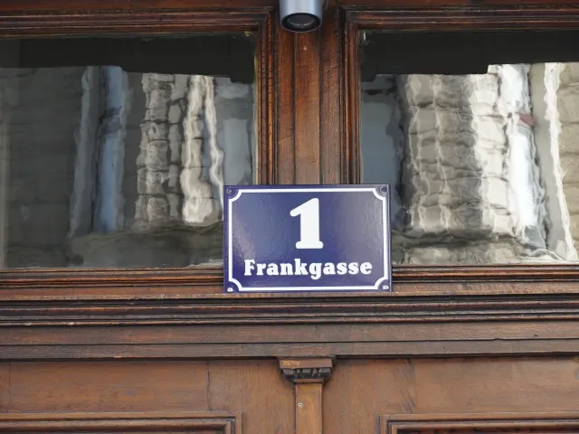 Wien 9, Frankgasse 1 Hausnummernschild neu