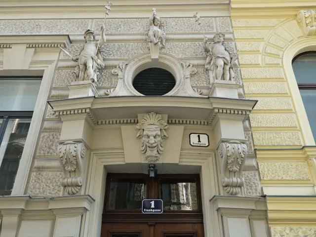 Wien 9, Frankgasse 1, Haustor mit historistischem Dekor