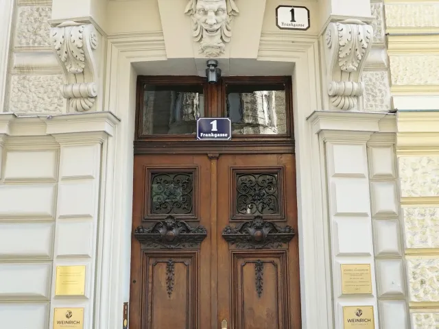Wien 9, Frankgasse 1, Eingangstür, historistisches Dekor