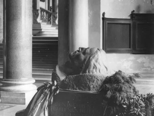 Der „Siegfriedskopf“ in der Aula der Universität Wien, kurz nach der Aufstellung