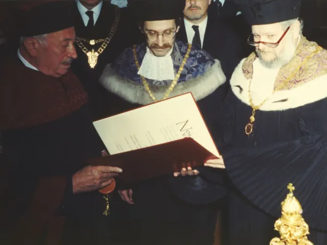 Verleihung des Ehrendoktorates der Universität Wien an Simon Wiesenthal durch Rektor Karl R. Wernhart und durch den Dekan de…