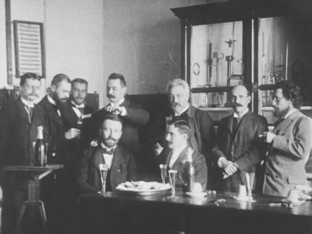 Franz Exner jun. (1849–1926) im Kreise seiner Schüler
