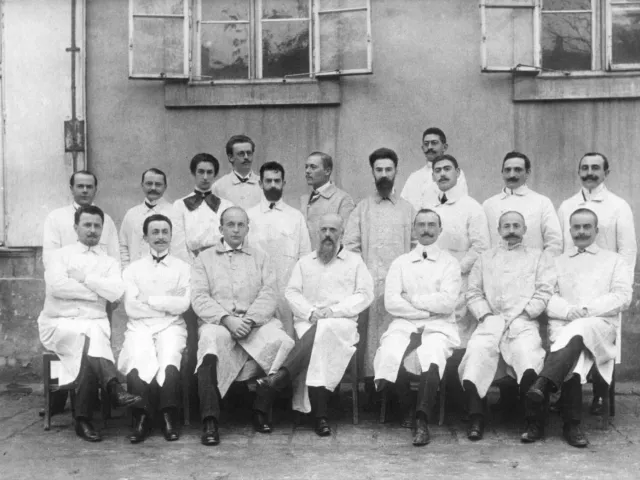 Riehl Gustav (1855–1943, Dermatologie, Syphilidologie) mit seinen Mitarbeitern