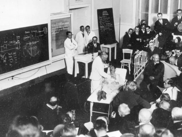 Areal „Neue Kliniken“: Karel Frederik Wenckebach (1864–1940; Spezielle Medizinische Pathologie und Therapie) bei einer Unter…