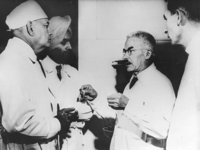 Karl David Lindner (1883–1961, Augenheilkunde) mit indischen Ophthalmologen