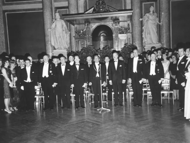 Rektor Nikolaus Hofreiter (Mitte) und andere Festgäste bei der Eröffnung des 1. Universitätsball im Großen Festsaal der Univ…