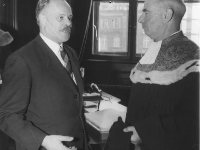 Feierliche Inauguration des Rektors Fritz Schwind: Unterrichtsminister Theodor Piffl-Perčević mit Rektor Fritz Schwind