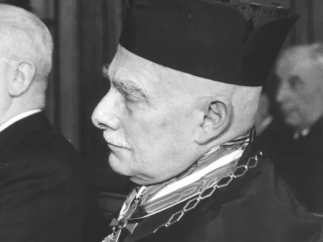 Hans Schima (mit dem Rektorserinnerungszeichen) bei der Ernennung zum Ehrensenator der Universität Wien