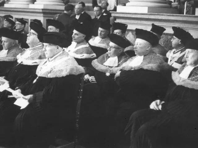 Ehrendoktoratsverleihung für Kardinal Eugene Tisserant: Würdenträger der Universität Wien, darunter Altrektoren mit dem Rekt…
