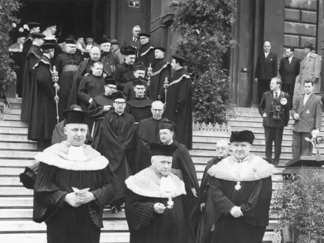 Ehrendoktorat der Katholisch-theologischen Fakultät für Kardinal Eugene Tisserant: Auszug der Festgäste, ganz vorne im Bild…