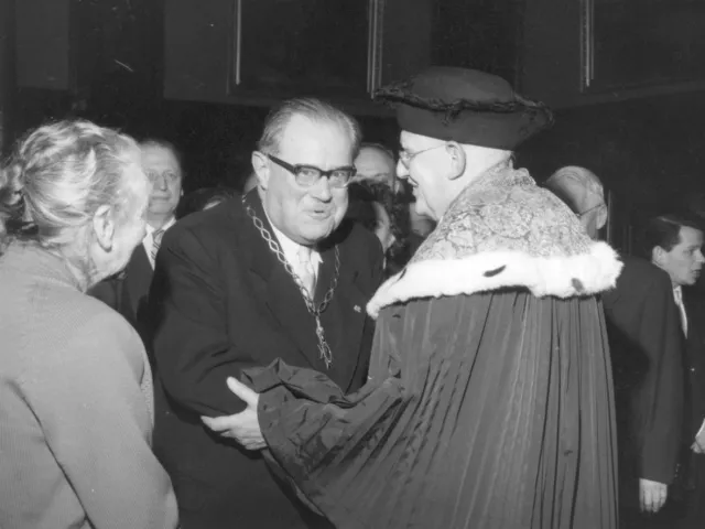 Altrektor Erich Schenk (1902-1974) mit dem Rektorserinnerungszeichen bei der feierlichen Inauguration des Rektors Othmar Kühn