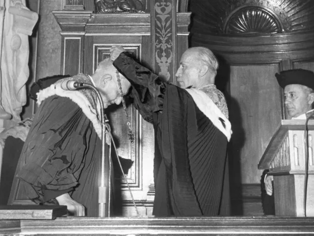Feierliche Inauguration des Rektors Othmar Kühn: Prorektor Tassilo Antoine überreicht Kühn die Rektorskette