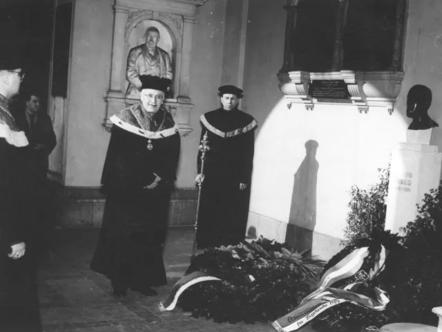 Enthüllung des Denkmales für Sigmund Freud im Arkadenhof der Universität Wien durch Rektor Johann Radon, 1955