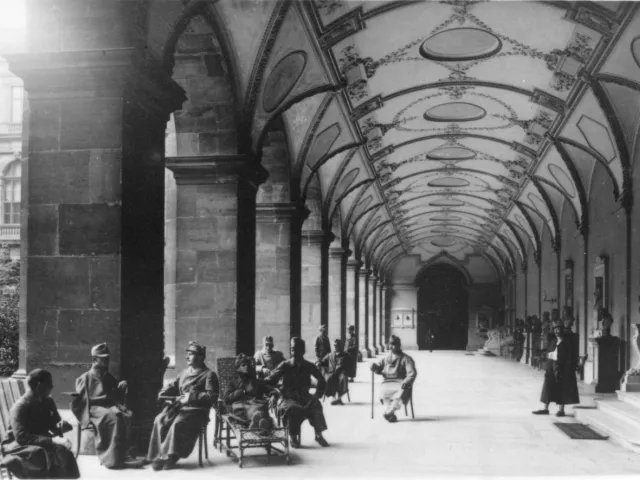 Der Arkadenhof mit Kriegsversehrten, Hauptgebäude der Universität Wien, 1914/15