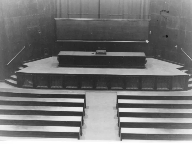 Das Auditorium Maximum im Hauptgebäude der Universität Wien, mit Blick auf das Podium, vor Anbringung von Doppeladler und Kr…