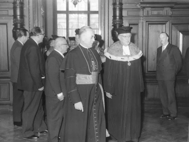 Altrektor Othmar Kühn (mit dem Rektorserinnerungszeichen) und Kardinal König bei der Tau­send­jahr­fei­er zur Kaiserkrönung…