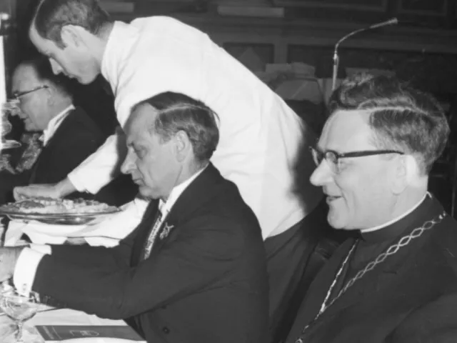 Collatio academica des Universitätsbundes Alma Mater Rudolphina, 1968: Hermann Gmeiner und Altrektor Karl Hörmann (mit Rekto…