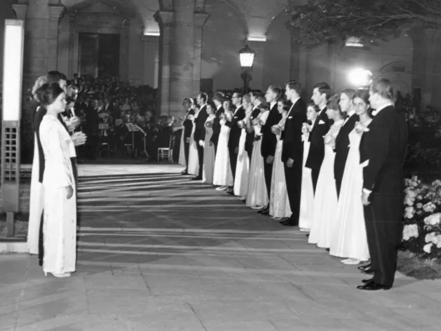 Eröffnungskomitee am Universitätsball 1968, Arkadenhof der Universität Wien