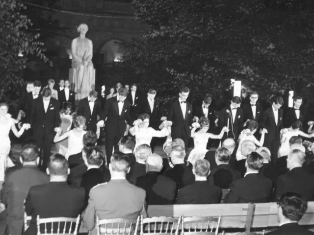 Frauen an der Universität Wien 1968, Eröffnung Universitätsball im Arkadenhof