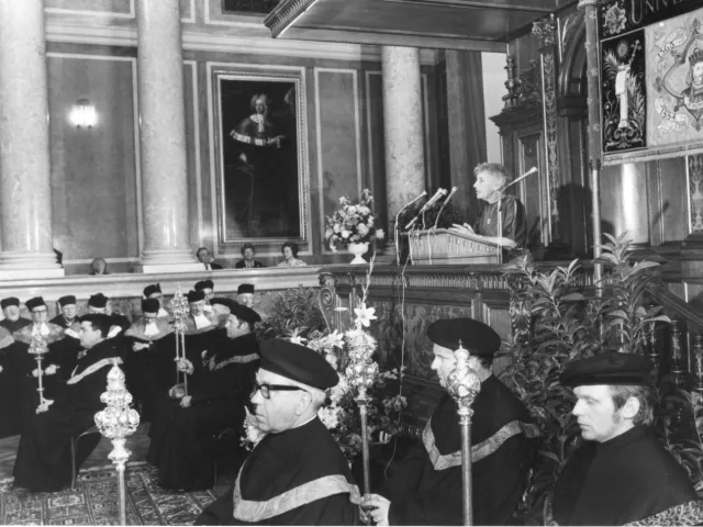 Anna Freud bei ihrer Dankesrede anlässlich der Verleihung des Ehrendoktorats der Medizinischen Fakultät der Universität Wien