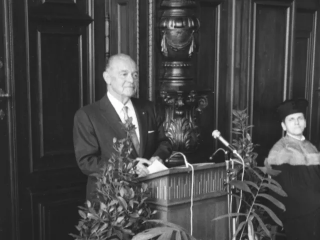 Paul Alfred Weiss (1898–1989), Biologie, bei der Verleihung des Ehrendoktorats, 1974
