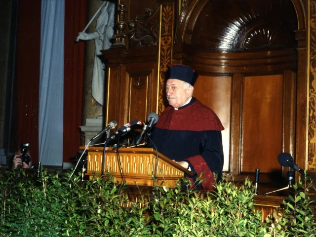 Simon Wiesenthal (1908–2005) bei der Verleihung des Ehrendoktorats, 1990