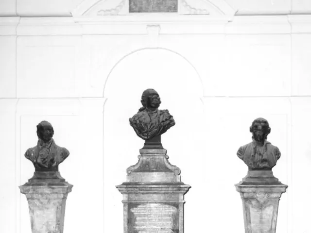 Denkmalsgruppe für Gerard van Swieten (Mitte), Nikolaus Freiherr von Jacquin und Jan Ingen-Housz im Arkadenhof der Universit…