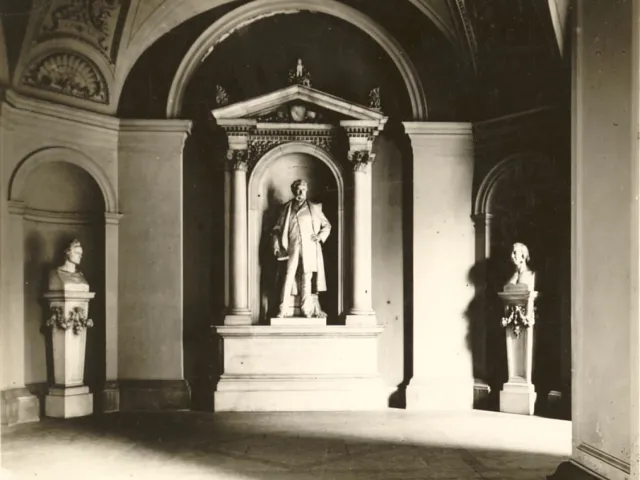 Denkmalgruppe für Leo Graf von Thun-Hohenstein (Mitte), Franz Exner (links) und Hermann Bonitz (rechts) im Arkadenhof der Un…