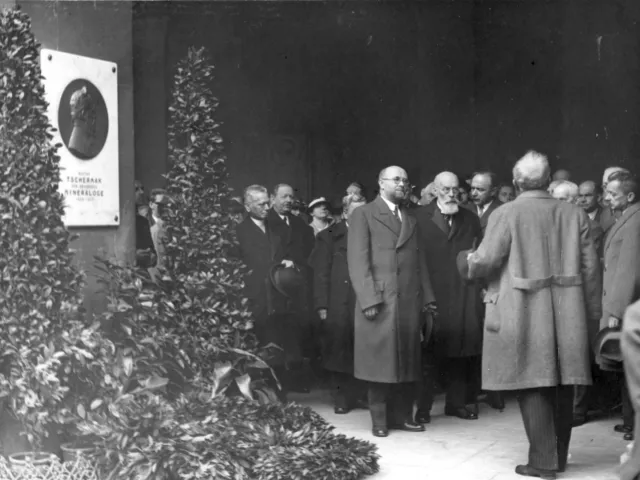 Enthüllung der Gedenktafel für Gustav Tschermak-Seysenegg im Arkadenhof der Universität Wien