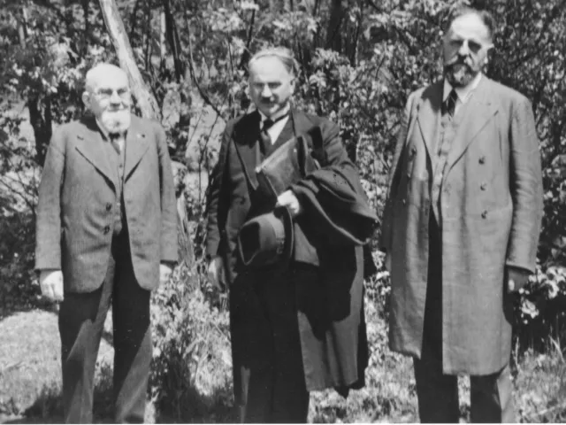 Die Professoren Gustav Entz und Richard Hoffmann sowie der evangelische Bischof Hans Eder bei einer Studentenwanderung im Wi…