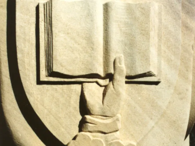 Wappen der Universität Wien im „Great Court“ der University of Queensland (Australien)