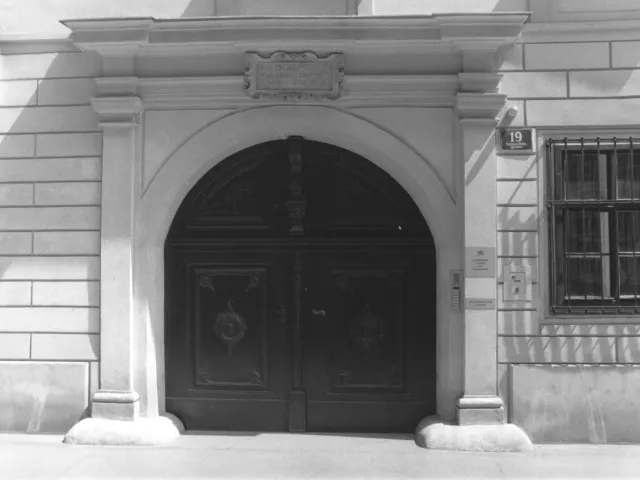 Der Eingang zum ehemaligen Universitätshaus (Domus antiqua)/„Alte Burse“, Sonnenfelsgasse 19