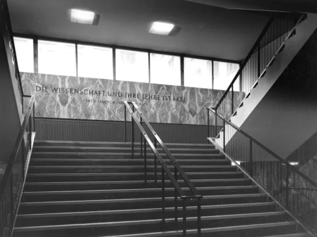1962 NIG | Neues Institutsgebäude, Stiegenaufgang mit der Bestimmung des Staatsgrundgesetztes von 1867 „Wissenschaft und ihr…