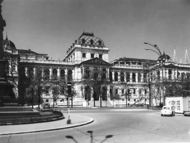 Das Hauptgebäude der Universität Wien, Fassade nach der Renovierung, 1965