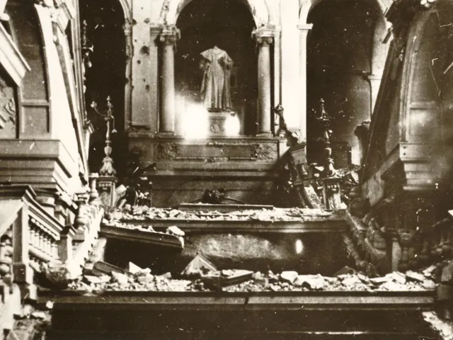 Die durch Bombenschäden zerstörte „Juristenstiege“ im Hauptgebäude der Universität Wien