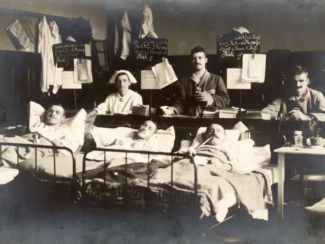 Ein Hörsaal als Krankenzimmer für verwundete Soldaten, Hauptgebäude der Universität Wien, 1914
