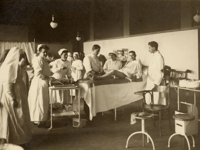 Ein Hörsaal als Operationssaal für verwundete Soldaten, Hauptgebäude der Universität Wien, 1914/15