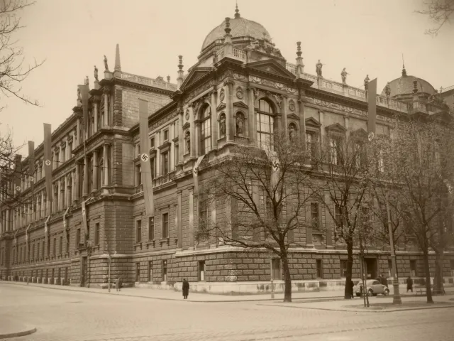 Hauptgebäude der Universität Wien mit Hakenkreuzbeflaggung