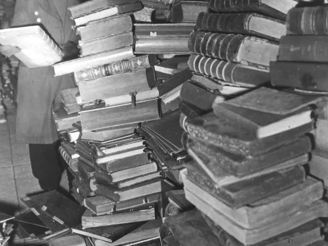 Rückführung der Bücher der Universitätsbibliothek ins Hauptgebäude