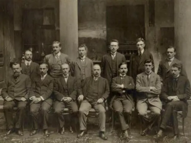 Mitglieder des II. Chemischen Laboratoriums zwischen 1910 und 1915, aufgenommen in der Loggia des 1. Chemischen Instituts („…