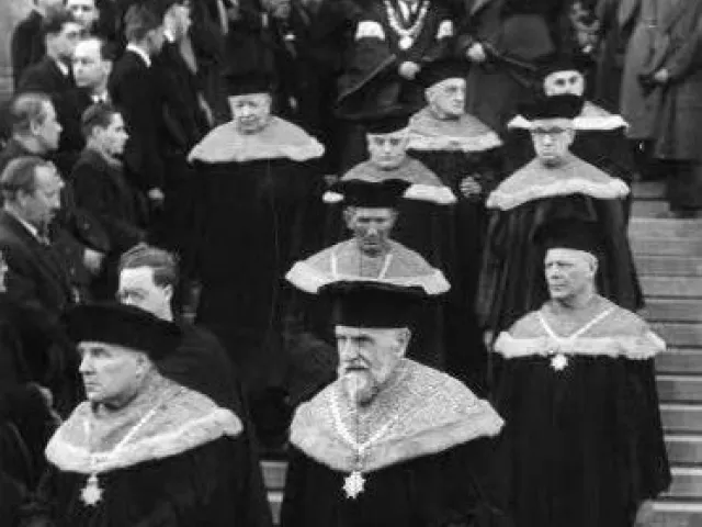 Trauerfeier für den im Amt verstorbenen Rektor Wilhelm Czermak: Universitäre Würdenträger auf den Stiegen der Universität
