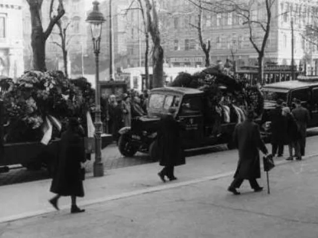 Trauerfeier für den im Amt verstorbenen Rektor Wilhelm Czermak: Trauerzug zum Dornbacher Friedhof vor der Universität