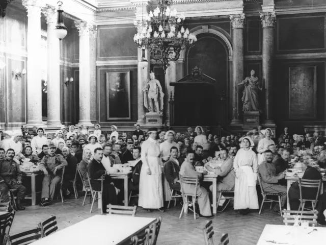 Der große Festsaal im Hauptgebäude der Universität Wien als Speisesaal des Kriegslazaretts, 1914–1916