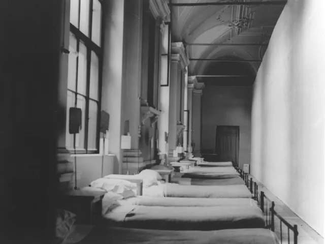 Ein Gang im Hauptgebäude der Universität Wien mit Krankenbetten für verwundete Soldaten, 1914–1916