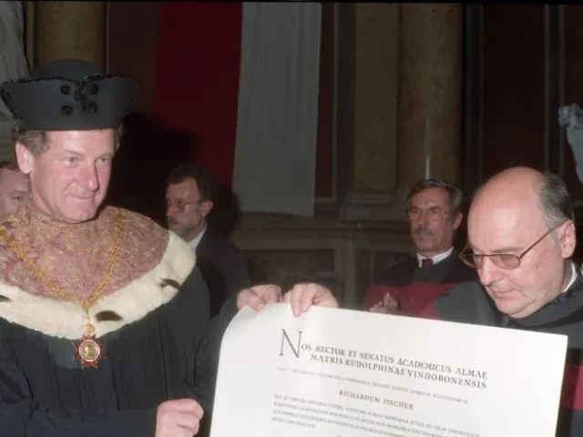 Richard Fischer bei der Verleihung der Ehrenbürgerschaft der Universität Wien durch Rektor Alfred Ebenbauer