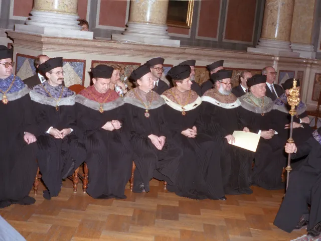 Dekane und Rektor bei der Ernennung von Hans Mayr und Helmut Zilk zu Ehrensenatoren der Universität Wien
