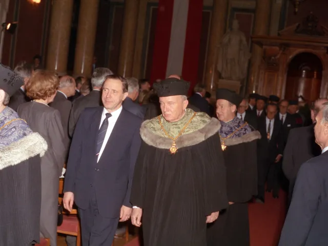 Universitätsdirektor Franz Skacel und Dekan Otto Kraupp bei der Ernennung von Hans Mayr und Helmut Zilk zu Ehrensenatoren de…