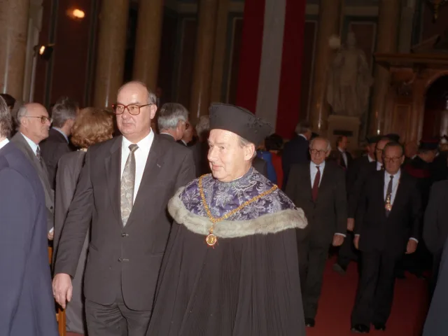 Dekan Wilhelm Fleischhacker bei der Ernennung von Hans Mayr und Helmut Zilk zu Ehrensenatoren der Universität Wien, 1991