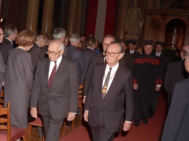 Altrektor Wilhelm Holczabek (mit dem Rektorserinnerungszeichen) bei der Ernennung von Hans Mayr und Helmut Zilk zu Ehrensena…